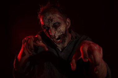 Karanlık arka planda korkunç bir zombi. Cadılar Bayramı canavarı