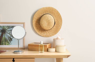 Aynalı makyaj masası, parfüm ve aksesuarlar odada. Metin için boşluk