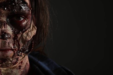 Karanlık arka planda korkunç bir zombi, mesaj için yeri olan bir yer. Cadılar Bayramı canavarı