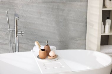 Banyodaki küvette farklı kişisel bakım ürünleri ve aksesuarlar.