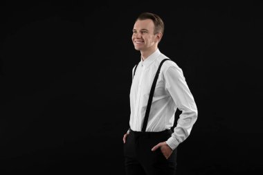 Siyah arka planda beyaz gömlekli yakışıklı genç adam, mesaj için yer