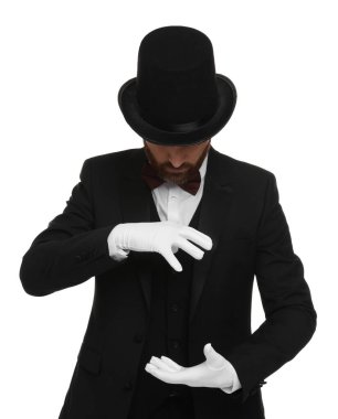 Silindir şapkalı sihirbaz beyaz arka planda bir şey tutuyor.