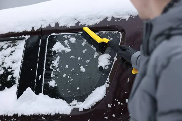 Mann Reinigt Schnee Aus Autoscheibe Freien Nahaufnahme — Stockfoto