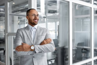 Ofiste kollarını kavuşturan mutlu bir adam, mesaj için yer var. Avukat, işadamı, muhasebeci ya da yönetici.