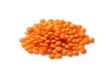 Beyaza izole edilmiş çiğ kırmızı mercimek yığını