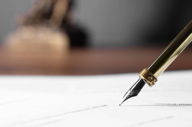 Masada dolmakalem, yakın çekim ve metin için boşluk ile belgeye yazılıyor. Noter sözleşmesi