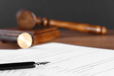 Masada dolmakalem ve kağıt döküman, metin için yer ile yakın çekim. Noter servisi