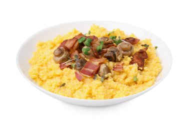 Lezzetli mısır unu, domuz pastırması ve mantarlar beyaz kasede izole edilmiş.