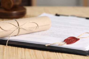 Noter sözleşmesi. Ahşap masa üzerinde balmumu damgalı belge, yakın plan.