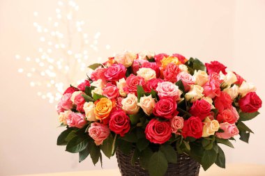 Bej arkaplanda güzel bir buket renkli gül