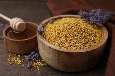 Taze polen tanecikleri, lavanta, bal ve ayı ahşap masada, yakın plan.