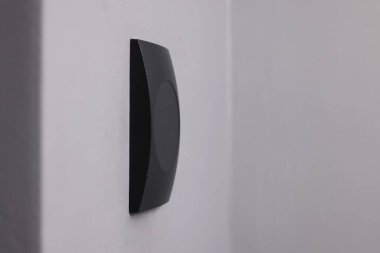 Gri duvarda manyetik kapı kilidi, mesaj için boşluk. Ev güvenliği