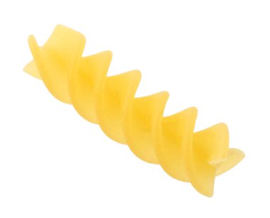 Bir parça çiğ fusilli makarna beyaza izole edilmiş.