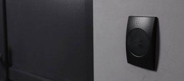 Gri duvarda manyetik kapı kilidi, mesaj için boşluk. Ev güvenliği