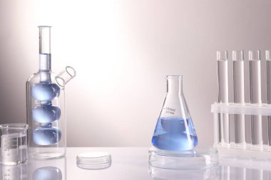 Laboratuvar analizi. Aydınlık arkaplan karşısında farklı cam eşyalar