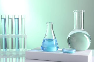 Laboratuvar analizi. Aydınlık arkaplan karşısında farklı cam eşyalar