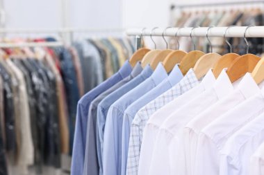 Kuru temizleme servisi. İçerde askıda asılı bir sürü farklı kıyafet var.