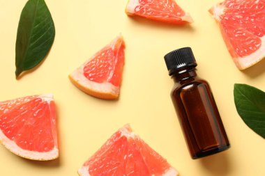 Soluk sarı arka planda greyfurt esaslı düz bileşim