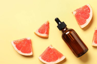 Soluk sarı arka planda greyfurt esaslı düz bileşim. Metin için boşluk