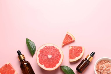 Pembe arka planda greyfurt esaslı düz kompozisyon. Metin için boşluk