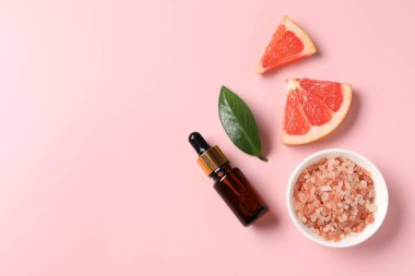 Pembe arka planda greyfurt esaslı düz kompozisyon. Metin için boşluk