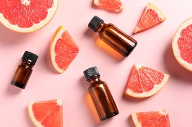 Pembe arka planda greyfurt esaslı düz bileşim