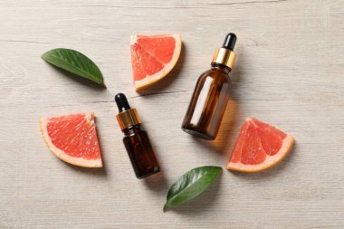 Hafif ahşap masa üzerinde greyfurt özü ile yassı bileşim yatıyordu