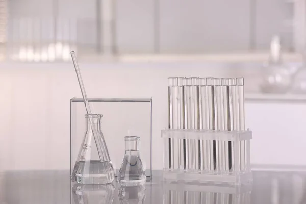 실험실 테이블에 액체와 — 스톡 사진