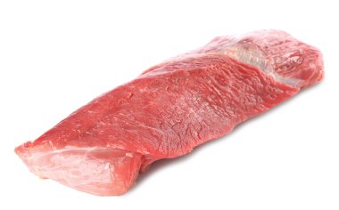 Bir çiğ sığır filetosu beyaza izole edilmiş.