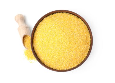 Kase içinde çiğ mısır unu ve kepçe beyaz, üst manzara izole