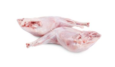 Taze çiğ tavşan bacakları beyazda izole.