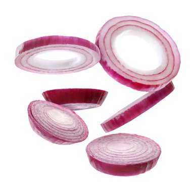 Beyaz arkaplana düşen taze soğan dilimleri