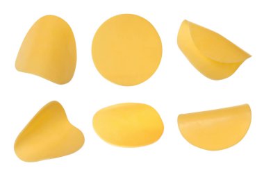 Lezzetli peynir dilimleri beyaza izole edilmiş.