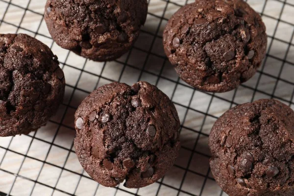 Köstliche Schokoladenmuffins Auf Dem Tisch Draufsicht — Stockfoto