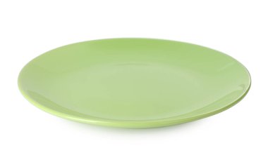 Güzel yeşil bir tabak beyaza izole edilmiş.