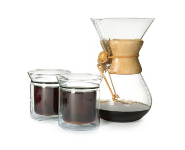 Chemex kahve makinesi ve beyaz üzerine izole edilmiş bir bardak kahve.