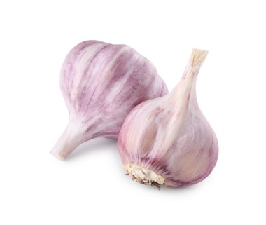 Taze çiğ sarımsak kafalar beyazda izole edilmiş.