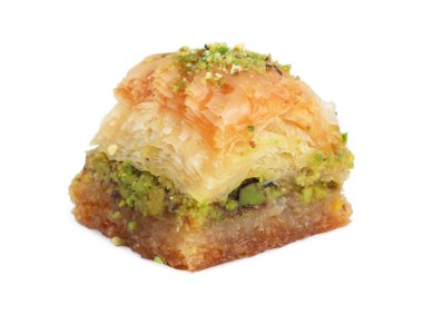 Beyaza izole edilmiş doğranmış fındıklı enfes taze baklava. Doğu tatlıları