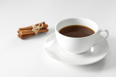 Türk kahvesi. Taze demlenmiş içecek ve tarçın beyaz masada, yakın plan.