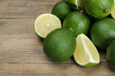 Tahta masadaki taze limon yığını, yakın plan. Metin için boşluk