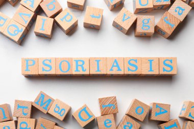 Sözcük Sedef, tahta küplerden yapılmış, beyaz masa üzerinde harfler, düz yatıyordu.