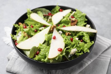 Tabakta armut salatası, yakın plan.