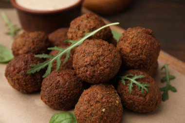 Masada nefis falafel köfteleri ve roka, yakın plan.