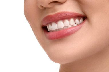 Temiz dişli kadın beyaz arka planda gülümsüyor, yakın plan.