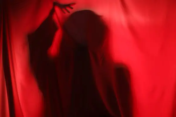 Silhouette Fantôme Effrayant Derrière Tissu Rouge — Photo