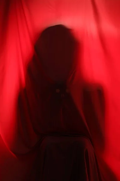 Silhouette Fantôme Effrayant Derrière Tissu Rouge — Photo
