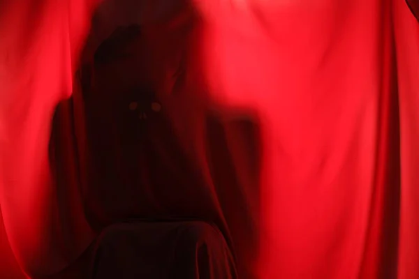 Silhouette Fantôme Effrayant Derrière Tissu Rouge Espace Pour Texte — Photo