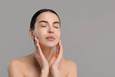 Gri arka planda kuru ciltli kadın, metin için boşluk