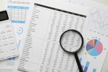 Muhasebe belgeleri, büyüteç ve hesap makinesi masa üzerinde, üst görünüm