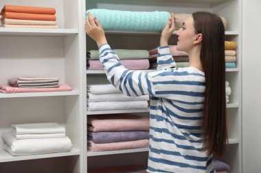 Çamaşır dükkanında battaniye seçen müşteri, metin için alan